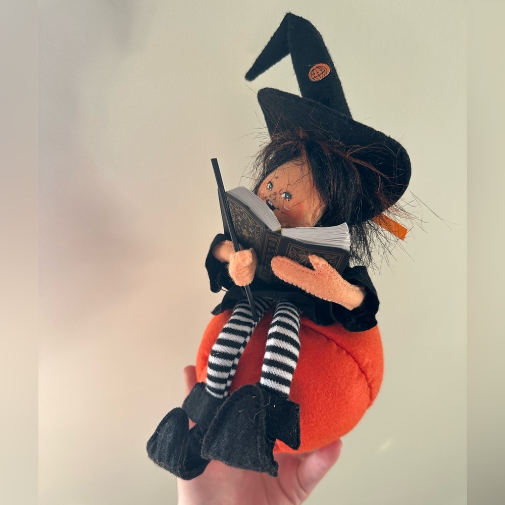 NWT 2012 Halloween Annalee Witch On Pumpkin